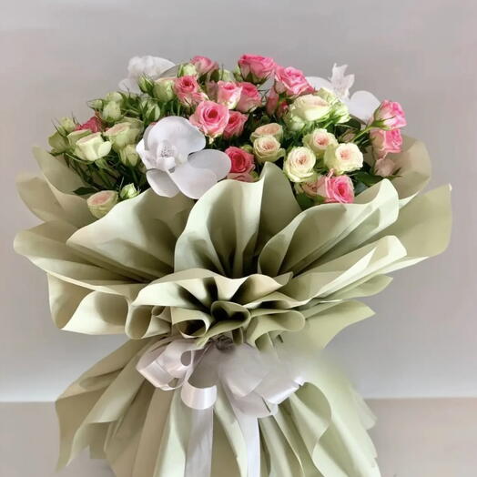 Вондерленд Пинк, белые розы-спрей с белой орхидеей