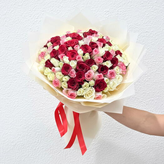 Trío de Amor Monobouquet | 101 rosas rojas, rosadas y blancas – Gran regalo de lujo Dubái