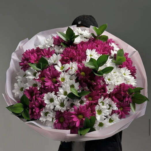 Букет из фиолетовых и белых хризантем