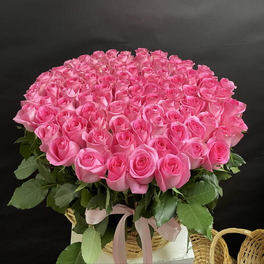 101 وردة وردية في سلة