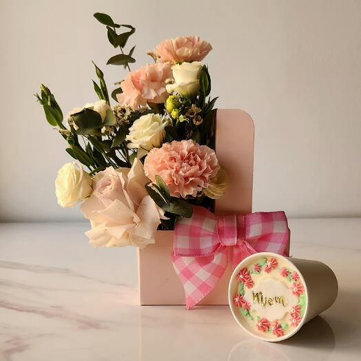 زهور في صندوق مع كعكة لعيد الأم