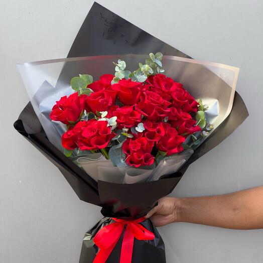 Современная романтика | 15 красных роз в стильной дизайнерской упаковке
