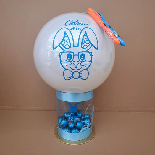 بالون عيد الفصح مخصص للأولاد - أرنب ملون مع بطاقة اسم على شكل بيض كادبوري