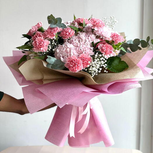 Элегантный букет из 3 розовых гортензий, 10 гвоздик   альстромерий в розовой упаковке