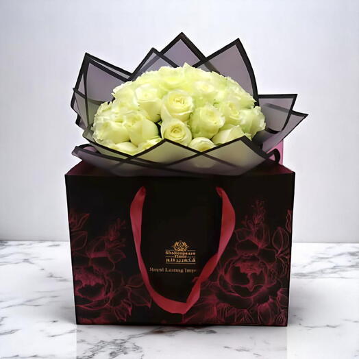 Неземная элегантность – букет из 30 белых роз в роскошной чёрной бумаге