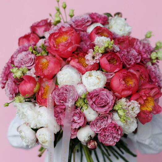 Camalia: Букет среднего размера из пионов, роз и эустомы