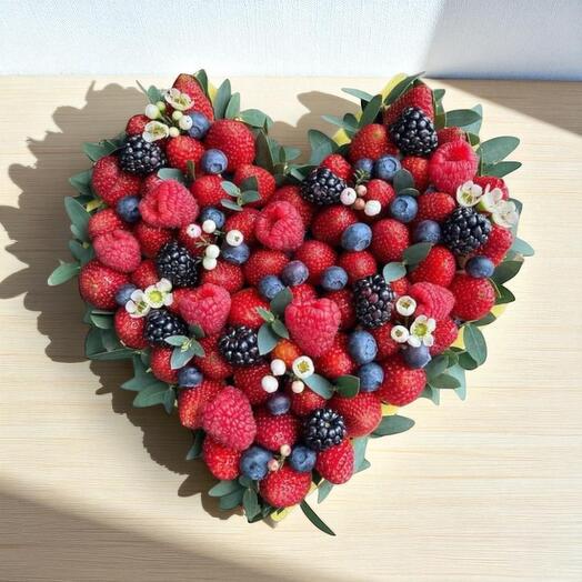 Роскошный букет из смешанных ягод в форме сердца – Специальная коллекция ягод