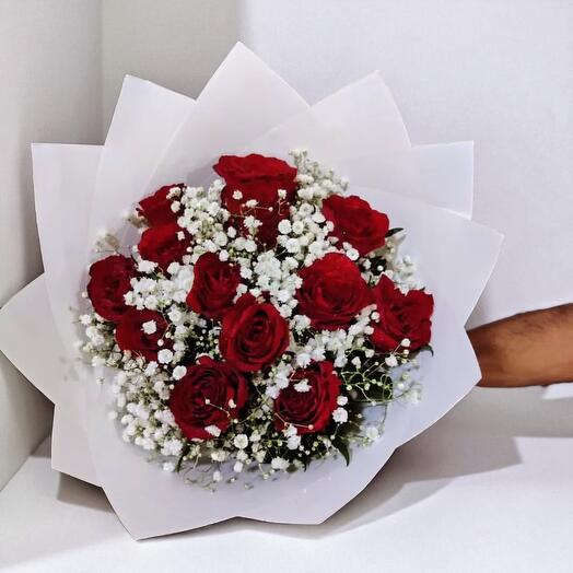 Ramo romántico de rosas rojas con gypsophila