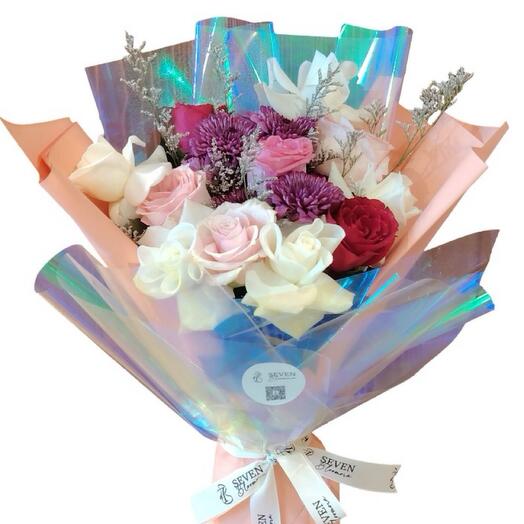 Элегантный смешанный букет роз и хризантем