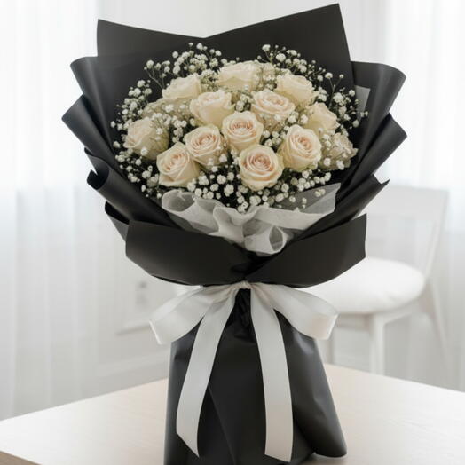 15 белых роз в чёрной обёртке