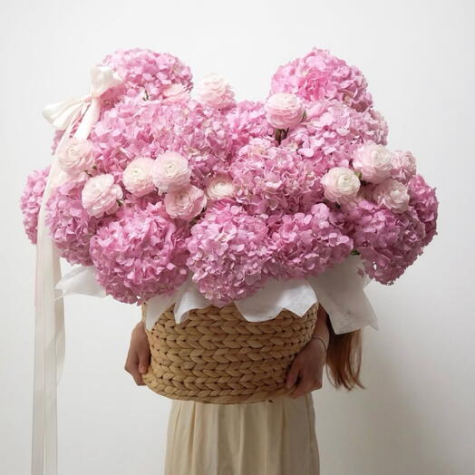 Сокровище – 25 розовых гортензий, 20 ранункулюсов в корзине