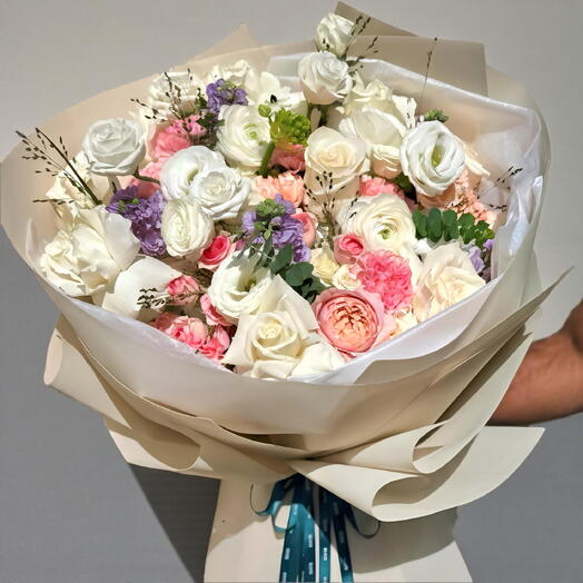 Букет «Белые ранункулюсы и фиолетовая мечта»