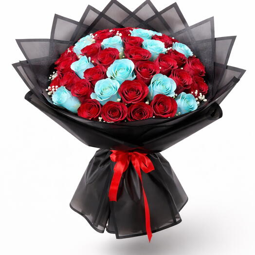 Букет из 51 красных и синих цветов