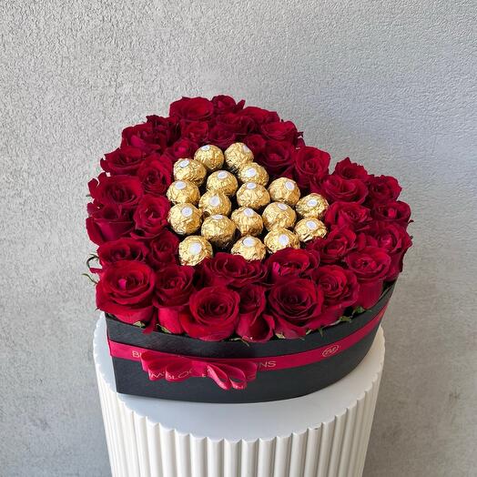 Caja en forma de corazón con rosas rojas y chocolates