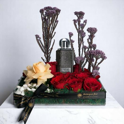 Подарок с парфюмом Wajaha и красными розами   сушёные цветы – роскошный акриловый цветочный поднос от Shakespeare Fleur