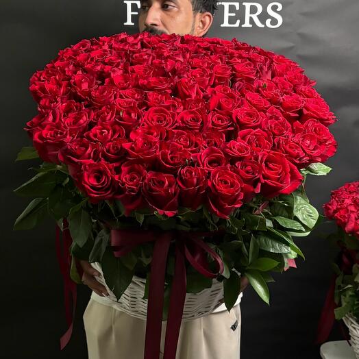 Премиальная корзина с красными розами