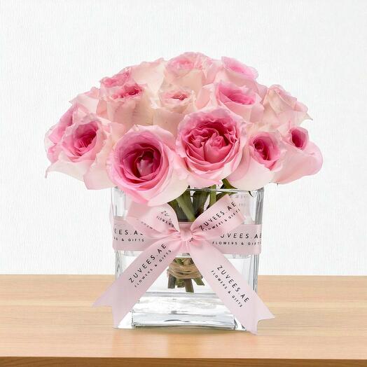 Розовая симфония в стеклянной вазе