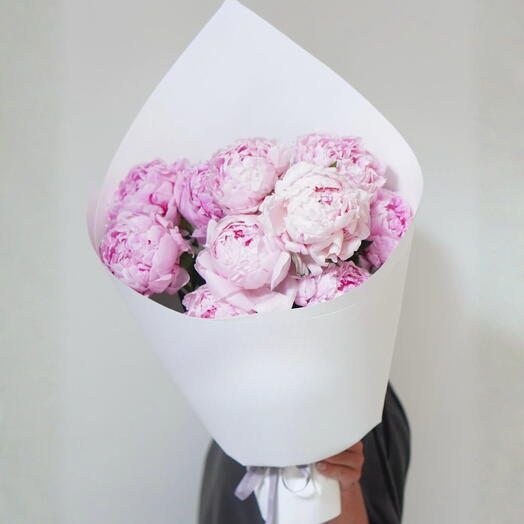 باقة الفاوانيا الوردية الكلاسيكية – 11 زهرة فاوانيا وردية ملفوفة في غلاف مخروطي أبيض