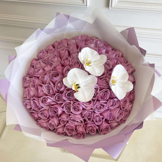 Оттенки любви _ букет из 99 роскошных фиолетовых роз с белой орхидеей к годовщине или дню рождения