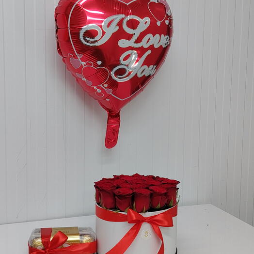 15 красных роз и Ferrero Rocher, фольгированный шар