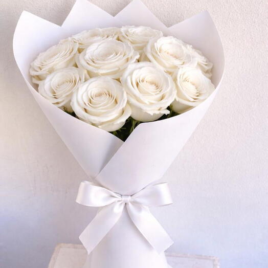 12 белых роз, связанных вручную
