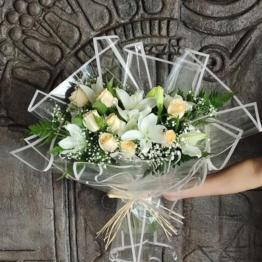 Аромат благодати: букет белых лилий и персиковых роз