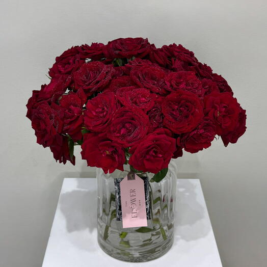 Стеклянная ваза с красной кустовой розой