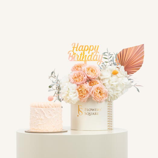 Персиковая коробка и торт на день рождения