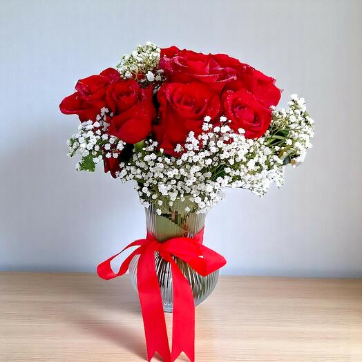 Цветы в стеклянной вазе