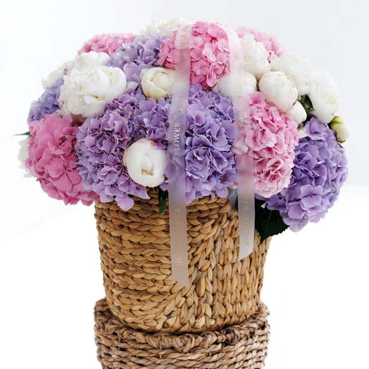 Пастельная поэзия: Корзина с сиренью, розовыми гортензиями и белыми пионами