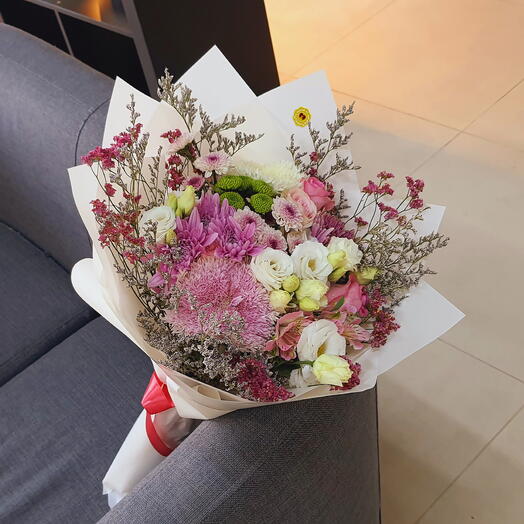 Bouquet à la main rose, blanc et violet clair