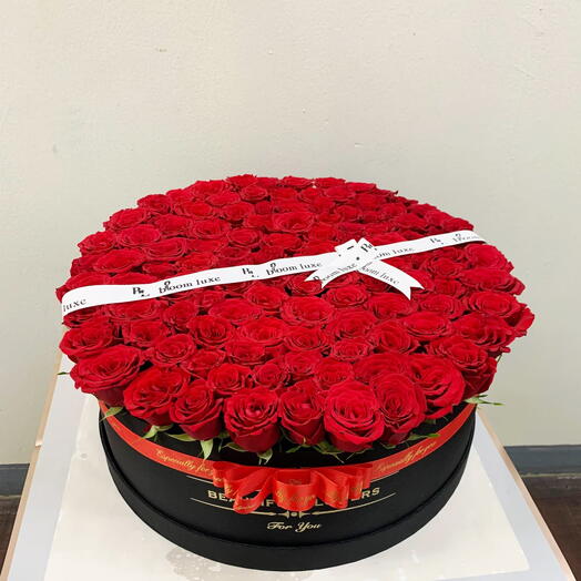 Коробка 111 красных роз