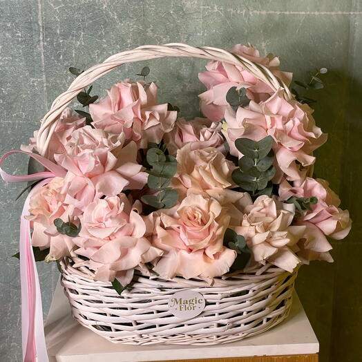 17 розовых Mondial с отогнутыми назад лепестками в корзине