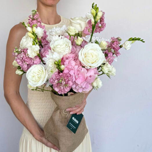 Роскошная нежно-розовая гортензия и роза цвета слоновой кости в авторской упаковке