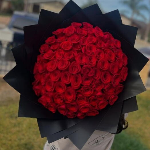 Роскошный букет из 50 красных роз