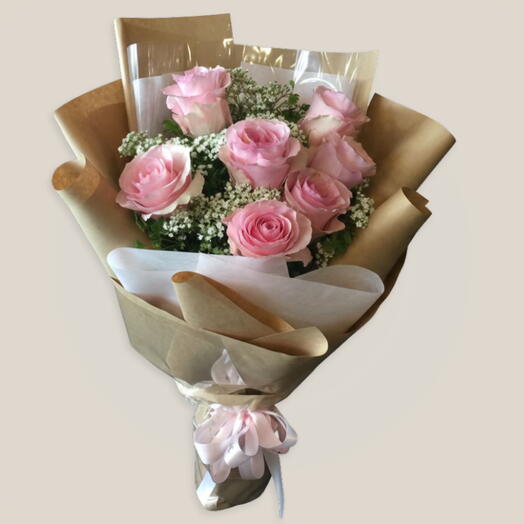 Светло-розовый: 10 стеблей розовых роз, 4 стебля гипсофилы
