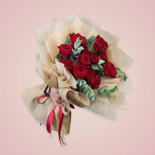 Brisa de verano: 15 rosas rojas, 5 tallos de eucalipto