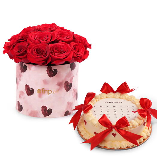 Роскошная коробка красных роз с тортом «Красный бархат»