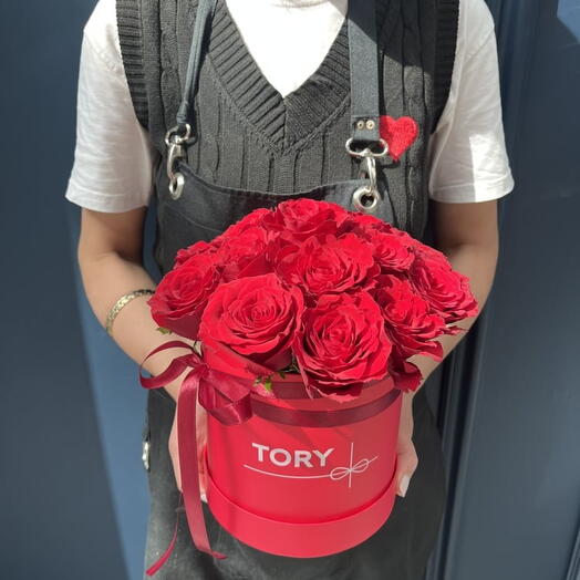 17 roses rouges dans une boîte