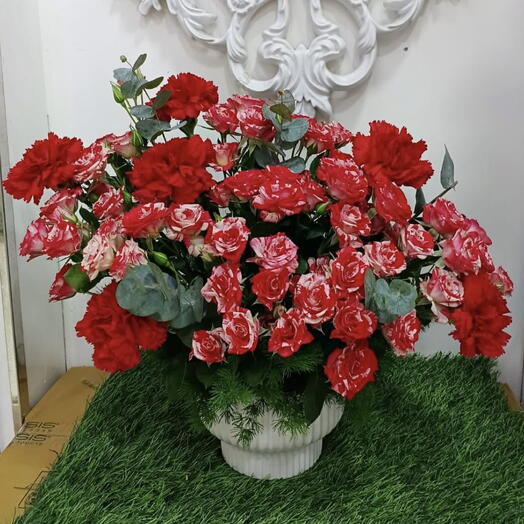 Красная гвоздика и розы Bby смешанных цветов