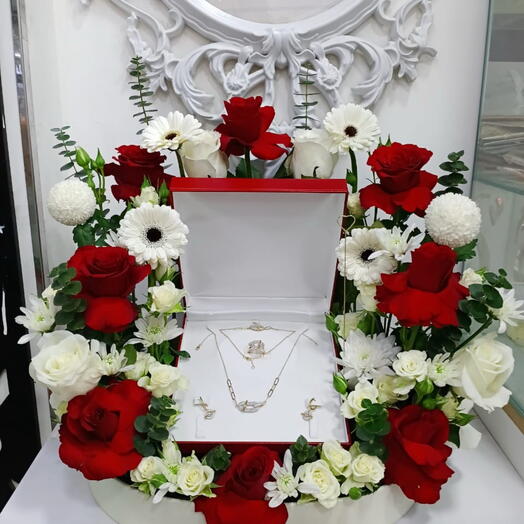 Цветочная композиция с подарком