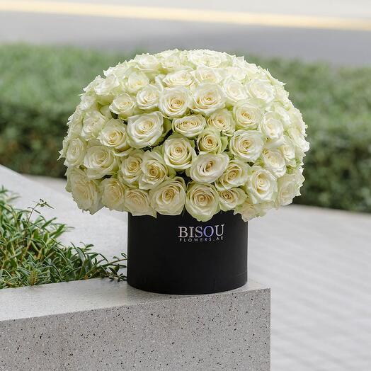100 белых роз в коробке