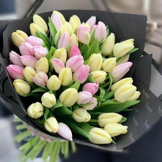 Ramo de tulipanes felices