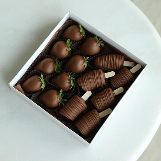 SSTRAWBERRIES AND BANANAS IN CHOCOLATE