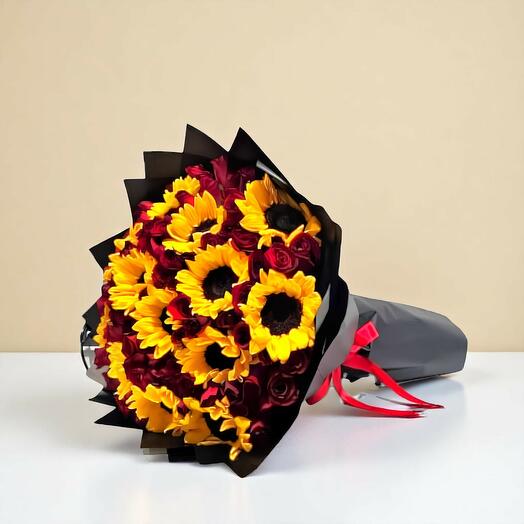 Букет роз и подсолнухов