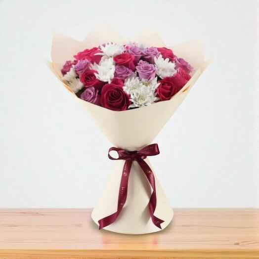Алая серенада букет из смешанных роз и хризантем – элегантный подарок для любого праздника