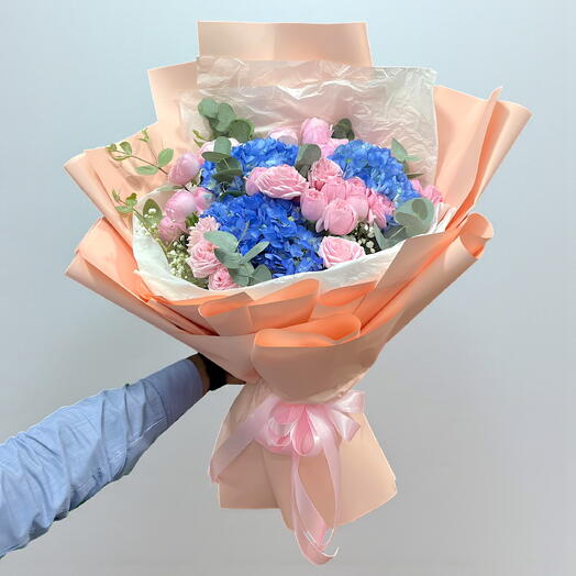 Очаровательный голубо-розовый букет | Гортензии с кустовыми розами | Доставка по ОАЭ в тот же день