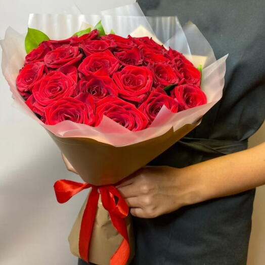 Букет из 21 яркой красной розы