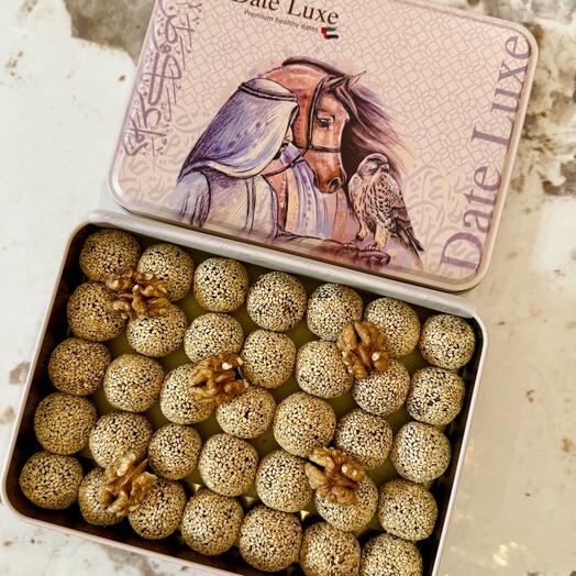 Финиковые шарики с кунжутом и грецкими орехами