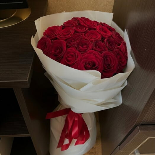 Премиальный и роскошный букет из 20 красных роз